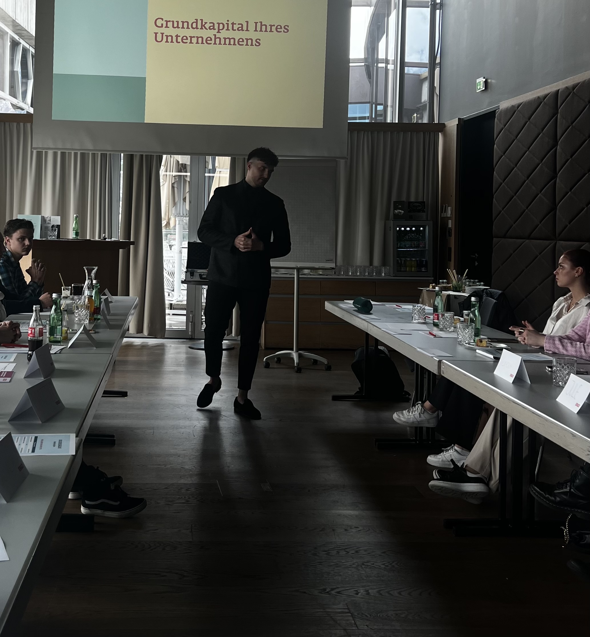 Žan Hojs während eines Seminars mit Mitarbeitern